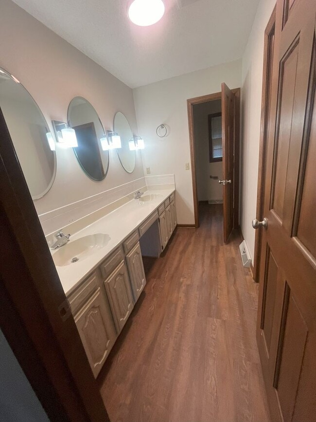 Building Photo - Charming Family Home in Desirable Johnson ...