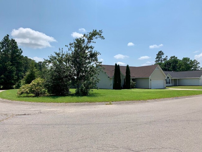Building Photo - 3 Bed, 2 Bath Home on Corner Lot in Raeford