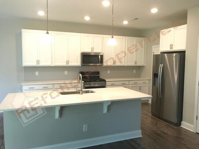 Building Photo - Grand 5 Bedroom 3 Baths House w/1st FL gue...