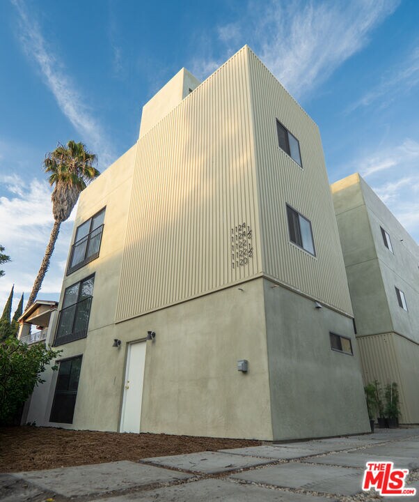 Building Photo - 1122 Beachwood Dr