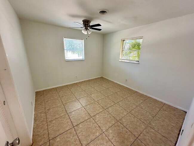 Building Photo - 308 SE 12th St