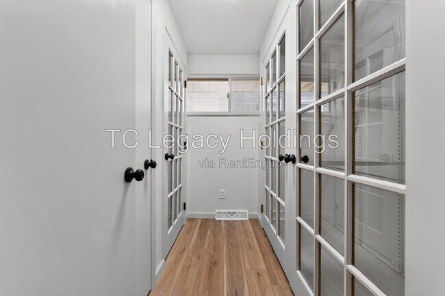 Building Photo - 729 Ridgeway Ave