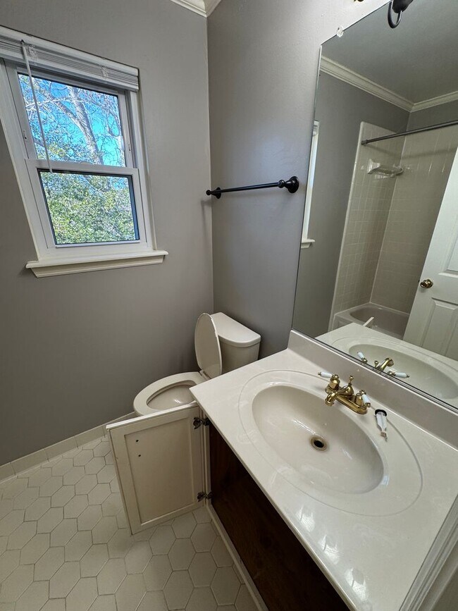 Building Photo - ** AVAILABLE NOW ** in Waterford Subdivision