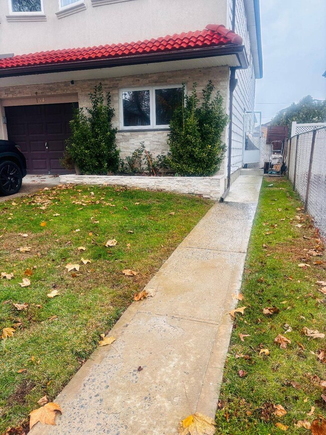 Building Photo - 134 Woodbine Ave