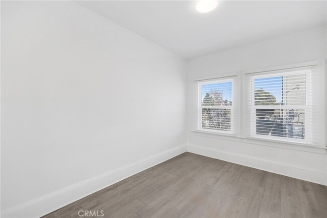 Building Photo - 550 N Kenmore Ave