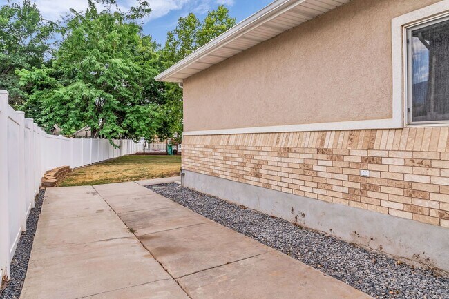 Building Photo - Spacious 7 Bed Kaysville Home with Two Kitchens