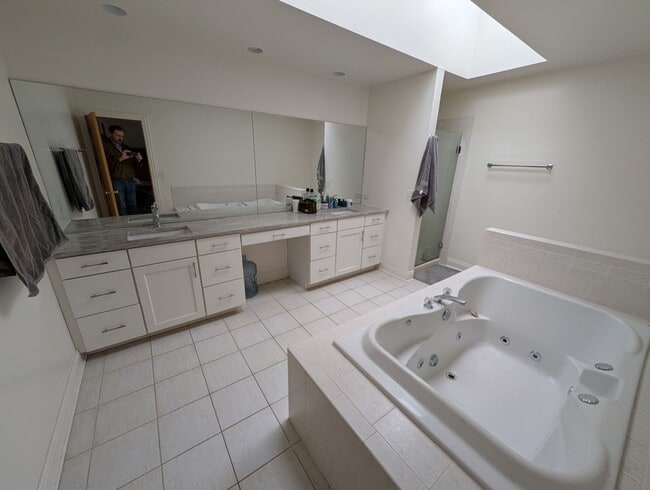 Building Photo - Rarely on the Market! Luxury 4-Bed/3-Bath Duplex in Lincoln Park