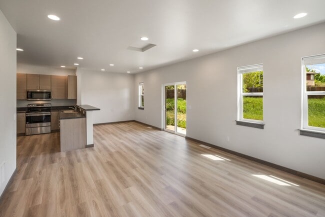 Building Photo - Gorgeous 3 Bedroom condos with double stal...