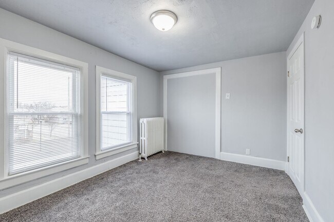Building Photo - 206 5th St