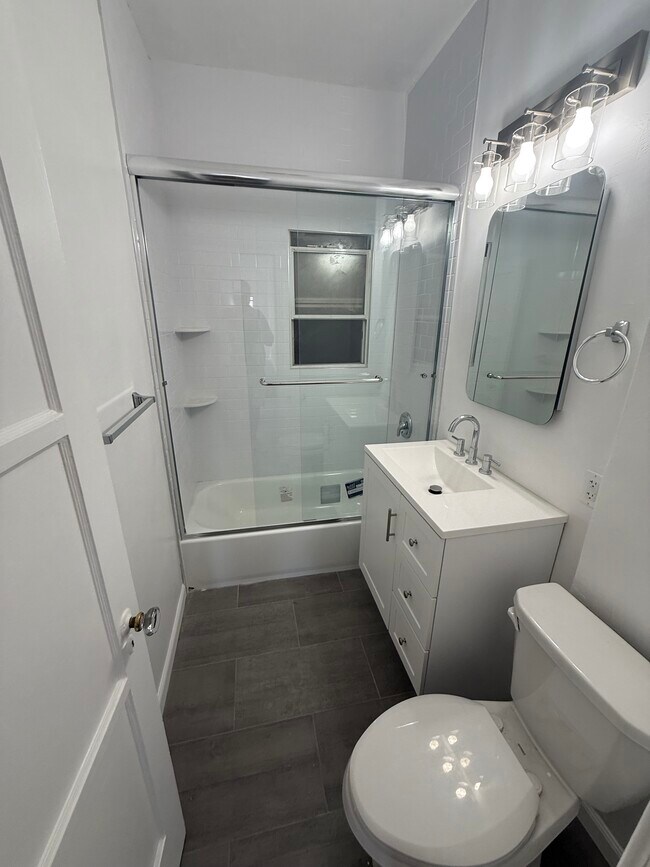 Bathroom - 1352 S Burnside Ave