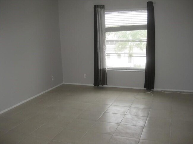 Building Photo - 605 S Pine Island Rd