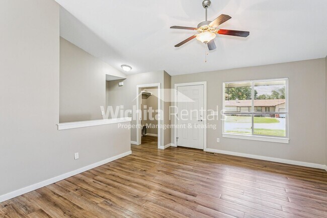 Building Photo - Large 4 bedroom 3 bathroom duplex