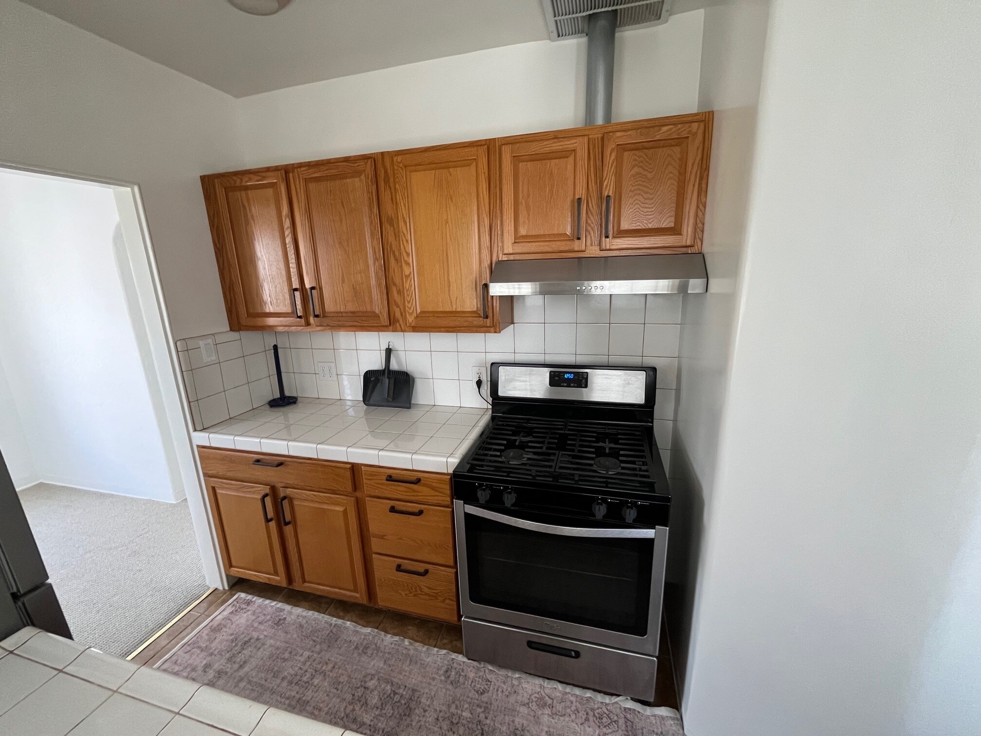 Kitchen prep area & stove - 1617 California Ave