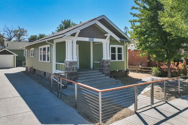 Building Photo - 412 Roberts St