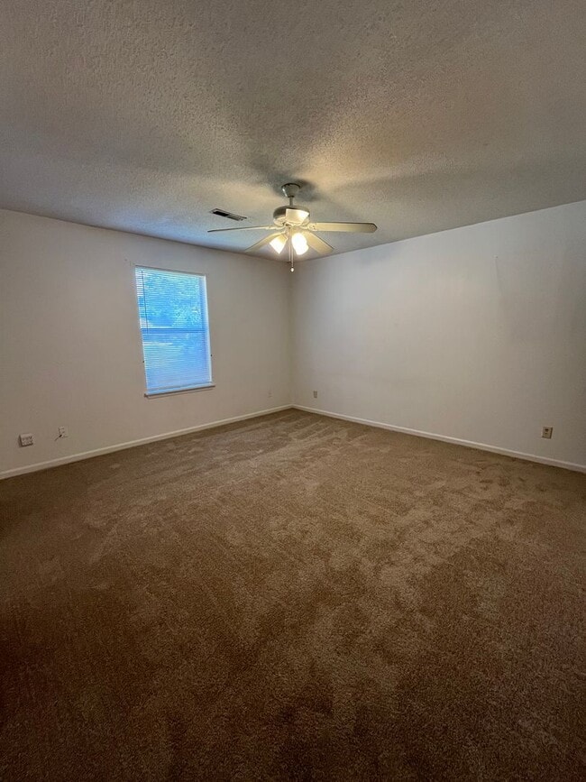 Building Photo - Charming 2 Bedroom