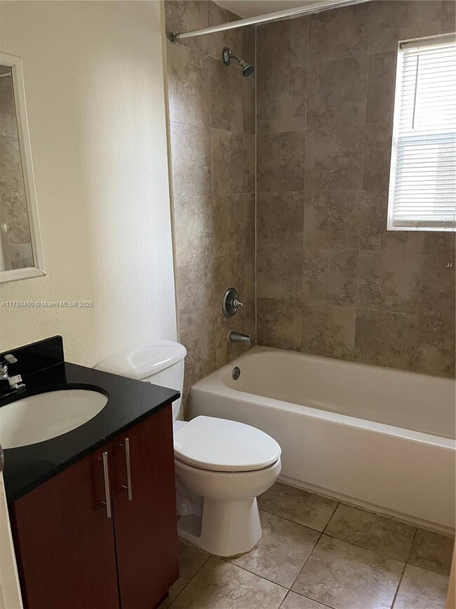 Building Photo - 2880 Pine Tree Dr