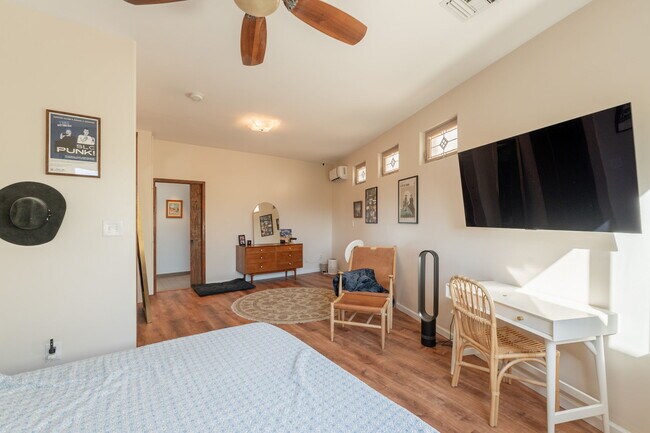 Building Photo - 1902 E Cortez St