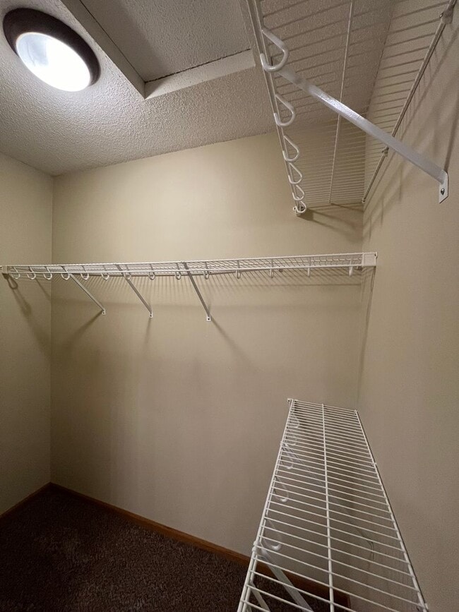 Building Photo - 5 bed 3 bath house for rent