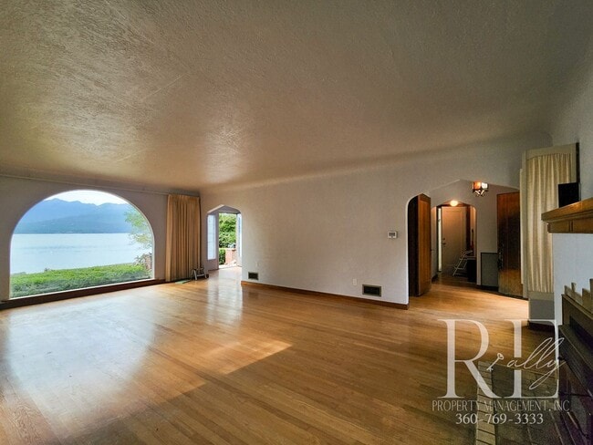 Building Photo - Waterfront Tudor | Private, Vintage Charm with Casita