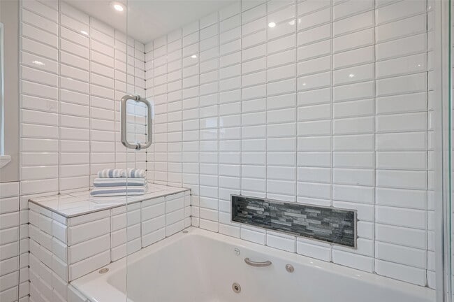 Building Photo - 5123 Saxon Dr