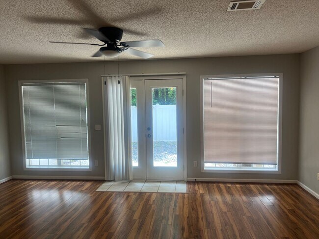 Building Photo - 102 S Spring View Dr