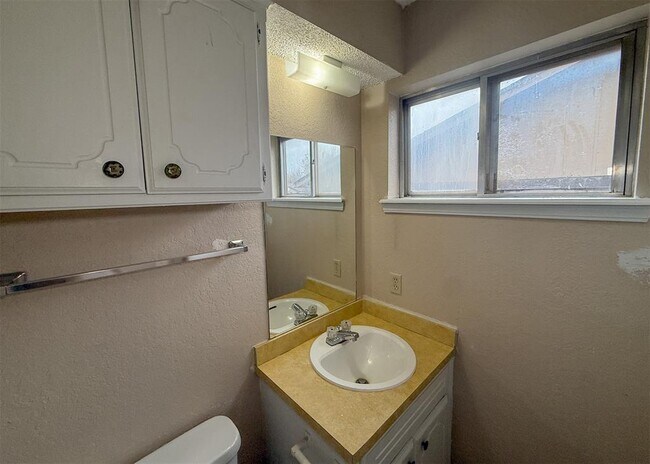 Building Photo - 733 W Perry Dr