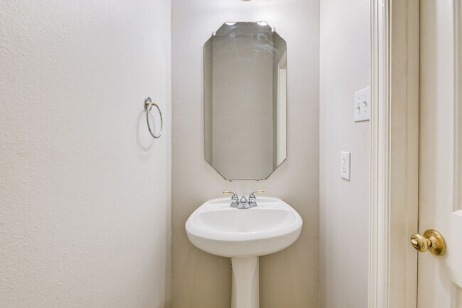 Building Photo - Beautiful 4 bedroom 2.5 bathroom with mass...