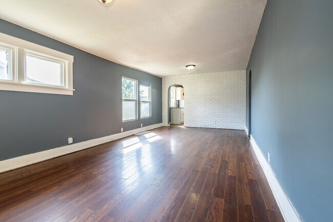 Building Photo - Spacious 2 bedroom/1 bathroom House in Council Bluffs, IA