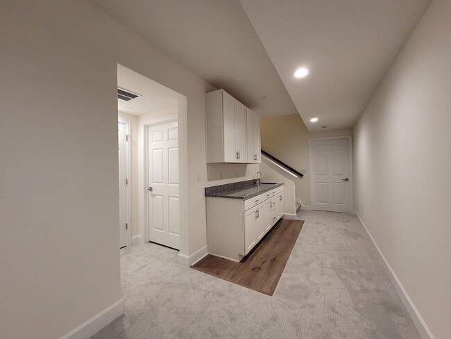Building Photo - 820 Promenade Dr