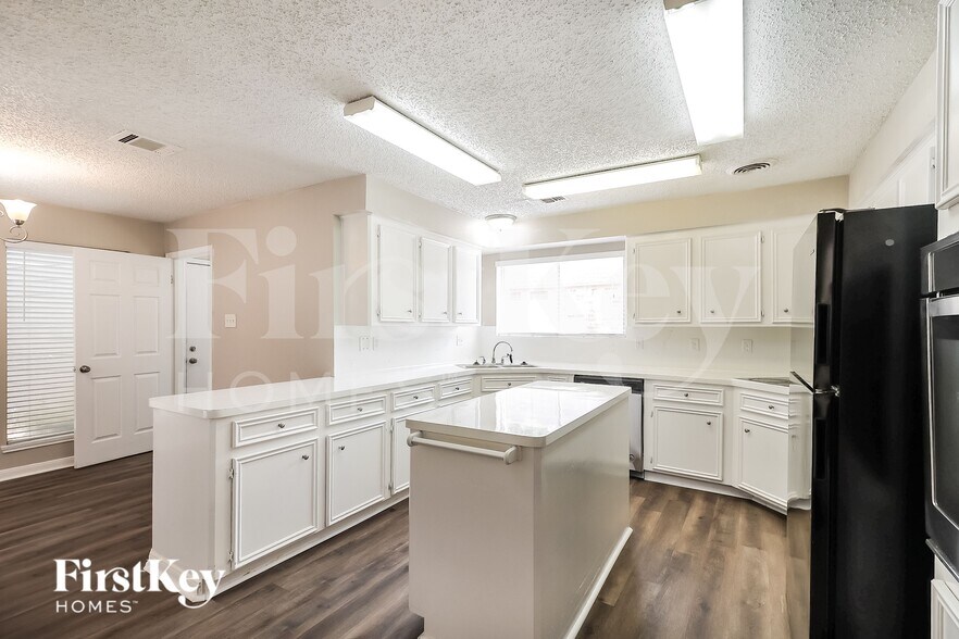 Building Photo - 7311 Las Brisas Dr