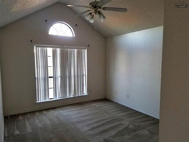 Building Photo - 3 bedroom, 2 bath close to Sheppard AFB