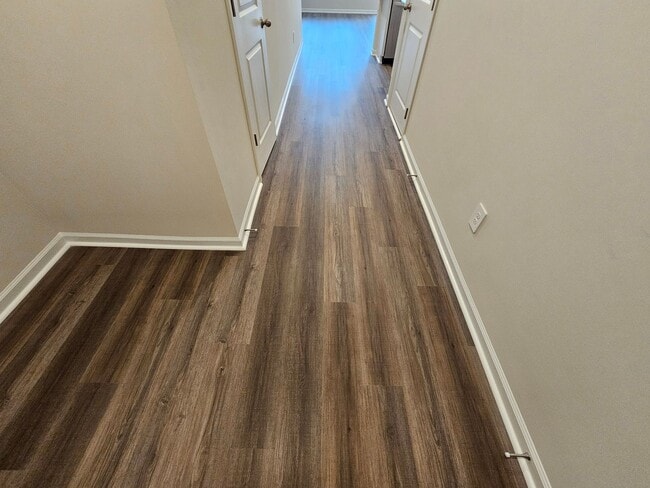 Building Photo - Like-New townhome in Concord