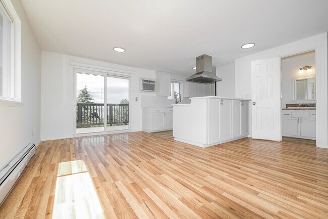 Building Photo - Versatile 5 Bedroom Retreat with Office and Outdoor Living in Burien
