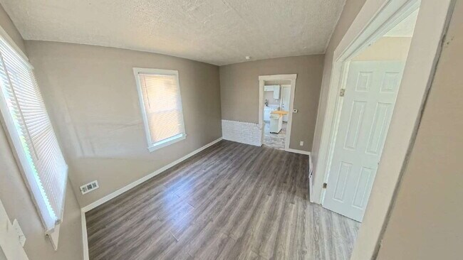 Building Photo - Three Bedroom w/opt 4th bedroom  - Single Family Home!