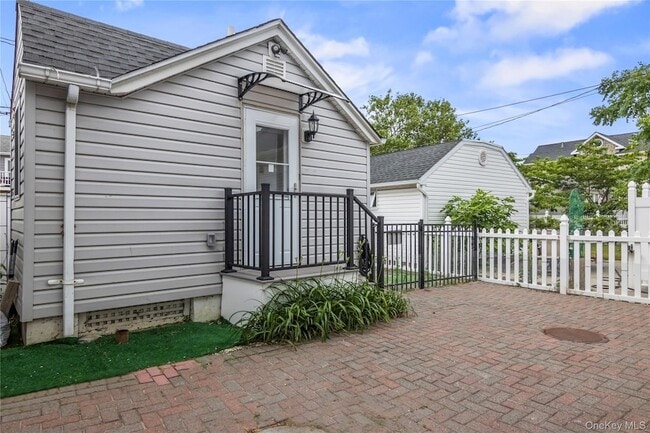 Building Photo - 19 Pine Ln