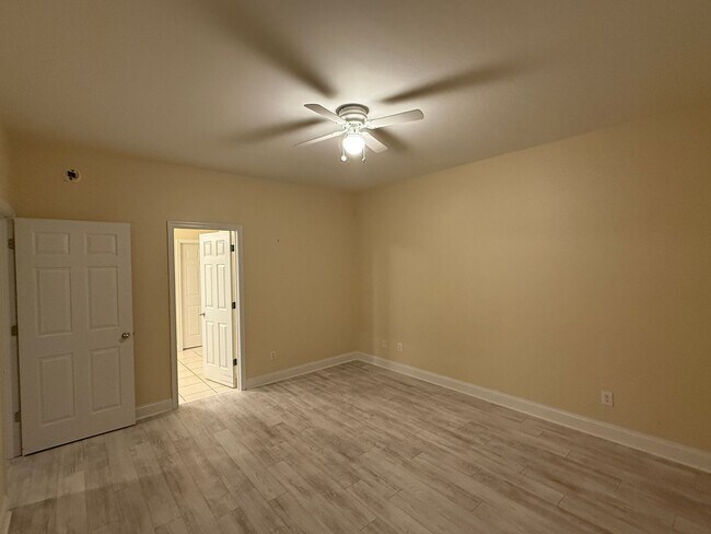 Building Photo - Chelsea Park - One Level 2 Bedroom on a Cu...