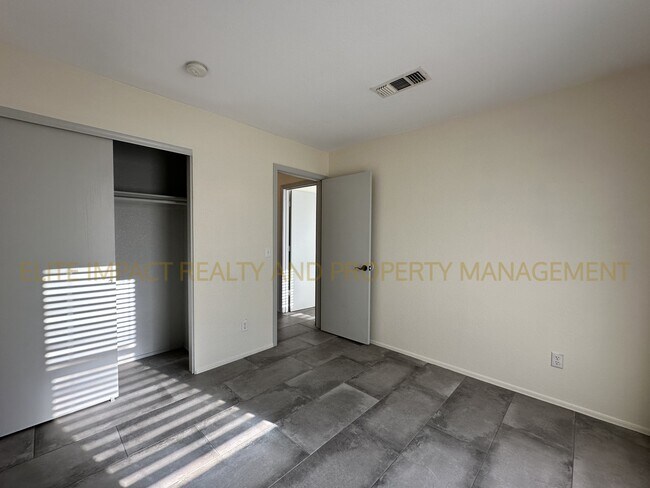 Building Photo - 3505 N Sierra Springs Dr