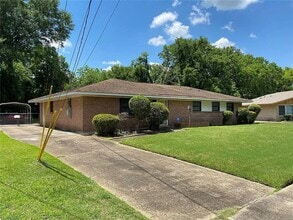 Building Photo - Spacious Home!