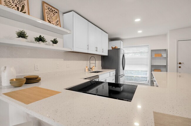 Building Photo - 8799 Bella Vista Dr