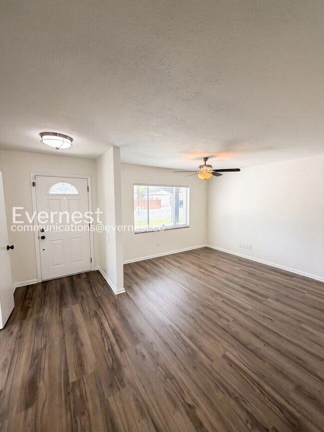 Building Photo - 4 Bed/2.5 Bath Home with Detached Garage / Available Now!