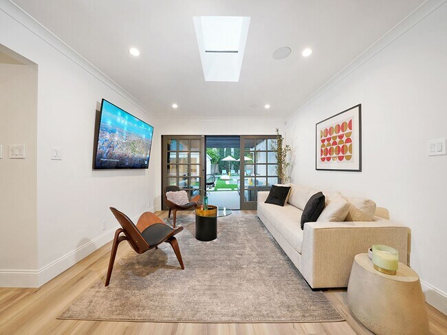 Building Photo - Luxe 5+4.5 w/detached studio, downstairs e...