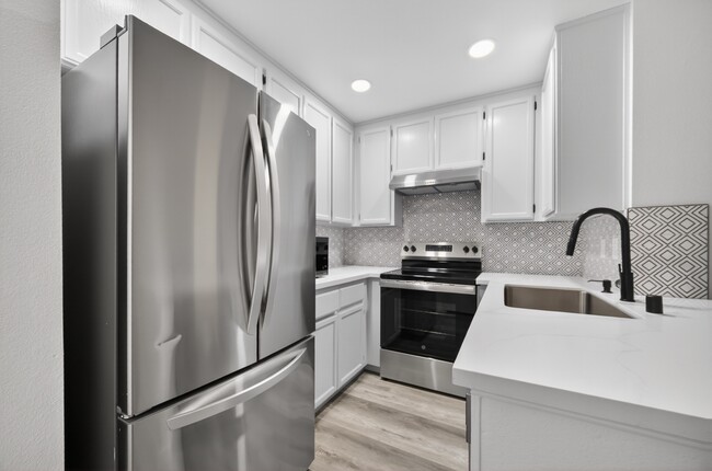 Building Photo - 935 La Mesa Terrace