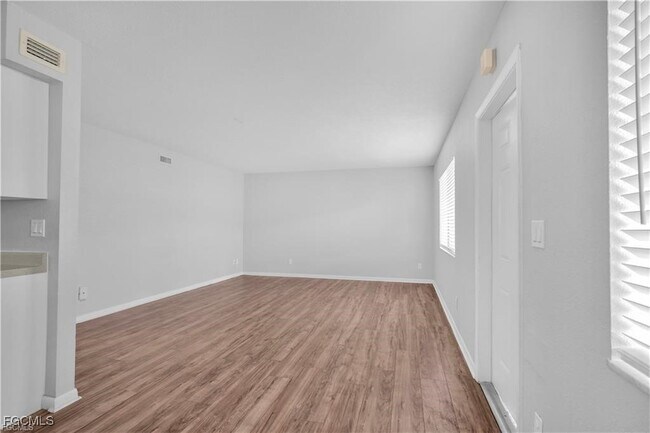 Building Photo - 4617 Bayshore Dr