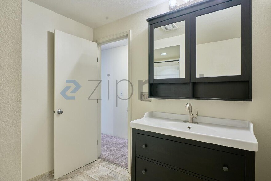 Building Photo - Unit