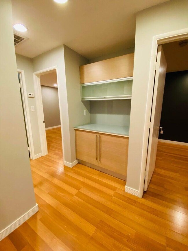 Building Photo - 1850 E Maryland Ave