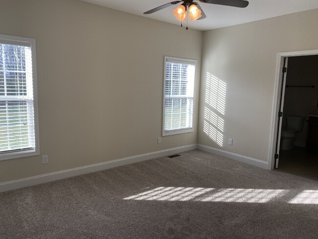 Building Photo - Contemporary 3BD 2 BA Home