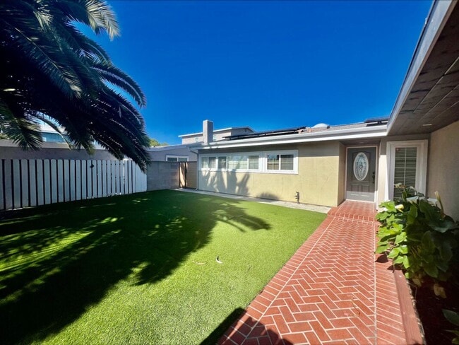 Building Photo - Welcome to this charming 3 bedroom, 2 bath...