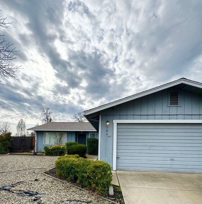 Building Photo - Cute House in N. Redding