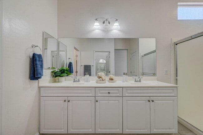 Building Photo - Luxury Single Story 3 Bedroom!