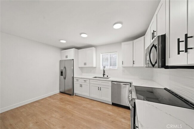 Building Photo - 961 W 21st St